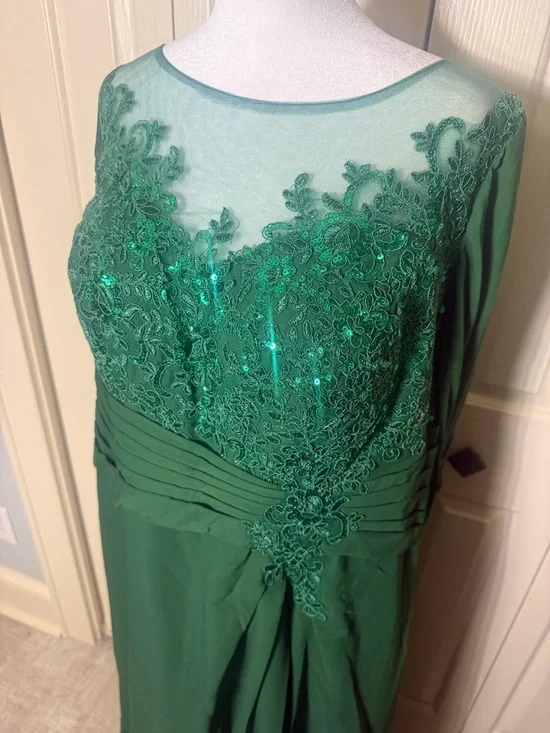 Elegant Green Embellished Evening Dress - Picture 3 of 3